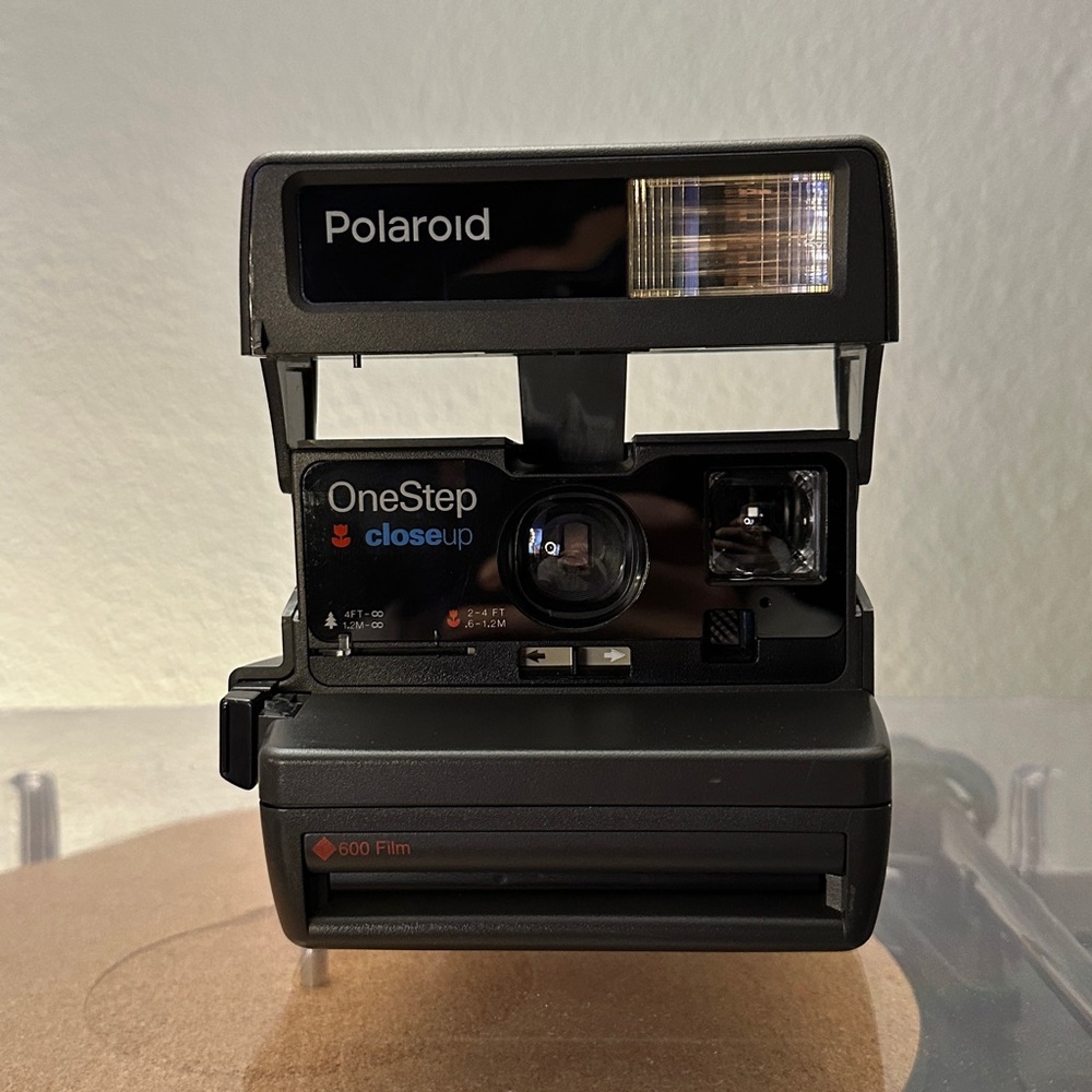Polaroid 600 One Shot. Mfr refurb. Tested and working.